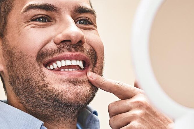 Wie pflegen Sie Zahnimplantate richtig, damit diese lange halten?